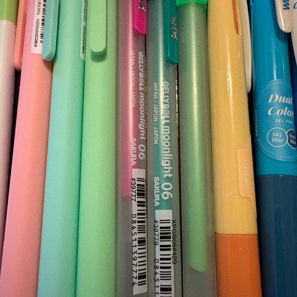 Random pen set. - Picture 3 of 5